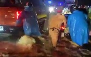 CSGT và tình nguyện viên đẩy xe giúp đoàn người về quê qua dòng nước chảy xiết