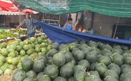 Sức mua chậm còn gặp mưa, người bán hoa trái ở Sài Gòn lo sốt vó