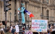Hàng chục ngàn người Pháp xuống đường phản đối 'phải có giấy chứng nhận tiêm vắc xin'
