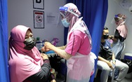 Malaysia 'rà từng ngõ, gõ từng nhà' tiêm vắc xin