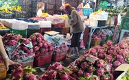 Rau quả, thịt... đầy chợ giá phải chăng, hoa tăng giá... 40%