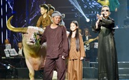 Jimmii Nguyễn mang trâu lên sân khấu kỷ niệm 30 năm ca hát
