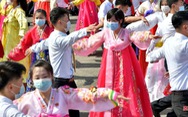 Triều Tiên bỏ đeo khẩu trang, quy định giãn cách xã hội