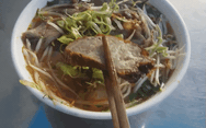 Sáng ra làm tô bún bò Huế dồi sụn, no tới trưa!
