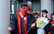 Sinh viên tạo dáng 'độc lạ' khi nhận bằng tốt nghiệp
