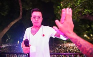 Hàng ngàn khán giả đổ về Hoàn Kiếm, Tuấn Hưng khóc ở live show 'Góc ban công'