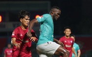 Huấn luyện viên và cổ động viên CLB Khánh Hòa phản ứng trọng tài