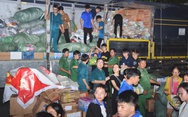 Nhiều bạn trẻ đến điểm tiếp nhận ủng hộ đồng bào vùng lũ: 'Ở đây cần người phụ không anh chị?'