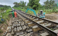 Đường sắt hư hại nặng, quốc lộ 1 qua vùng lũ đã thông
