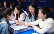 Vượt trăm cây số để được nghe tư vấn tuyển sinh, chọn ngành