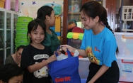 Vừa trở lại bệnh viện, bệnh nhi ung thư vui mừng khi nhận quà từ báo Tuổi Trẻ