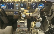 Video robot tham gia lái máy bay cùng phi công