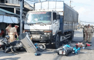 Video: Xe tải tông hàng loạt xe máy dừng chờ đèn đỏ, 11 người bị thương