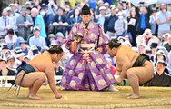 Người Nhật muốn ông Trump xem đấu Sumo phải ngồi xếp bằng
