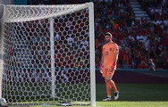 Video: Thủ môn Tây Ban Nha đỡ bóng hụt ngớ ngẩn khiến đồng đội... phản lưới nhà