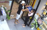 Cô gái đứng hình khi được chàng trai giúp bê thùng nước