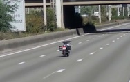 Chiếc mô tô không người lái phóng vun vút trên cao tốc