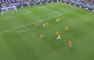 Khoảnh khắc Messi chọc khe xé toang hàng phòng ngự Hà Lan