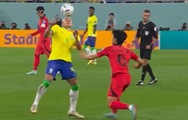 Richarlison nhảy múa với trái bóng khiến cầu thủ Hàn Quốc bất lực