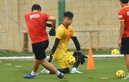 Video: Thủ môn U23 Việt Nam tập ra vào khép góc với bóng nhỏ