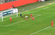 Cầu thủ bị xô ngã vô tình lốp bóng qua đầu thủ môn ghi bàn