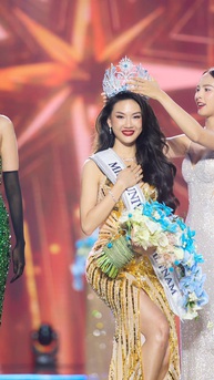 Khoảnh khắc tân Miss Universe Vietnam Bùi Quỳnh Hoa tìm bố và mẹ ngay sau khi đăng quang