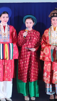 Á hậu Hoàng Nhung trình diễn Việt phục tại ngày hội Tóc Xanh Vạt Áo
