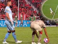 Cầu thủ dùng tay chơi bóng, biếu không cho đối thủ quả penalty