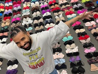 Choáng: Drake ‘flexing’ hàng trăm nội y fan nữ ném lên sân khấu
