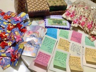 Cô chủ nhiệm gói quà, viết 40 tấm thiệp tặng học trò, nhận ‘mưa’ lời khen