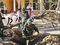 Màu xanh áo lính trong tâm bão