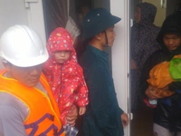 Cứu 2 khách Hà Lan và 3 người Việt kẹt trong lũ tại Hội An