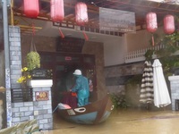 Lũ lên nhanh, phố cổ Hội An bị chia cắt