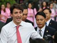 Vớ hoạt hình và cravat sắc màu là vũ khí thời trang của Thủ tướng soái  ca Justin Trudeau