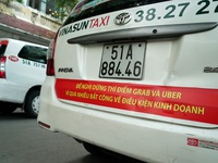 Sau Hà Nội, đến lượt taxi ở Sài Gòn dán biểu ngữ phản đối Uber - Grab