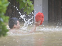 Du khách và người dân cuống cuồng chạy lũ ở Hội An