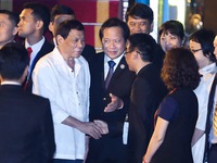 Tổng thống Duterte đã tới Đà Nẵng trong trang phục giản dị