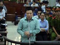 Hà Văn Thắm cùng khóc với nhân viên tại tòa