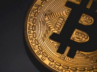 Bitcoin tăng ‘điên cuồng’ chạm mức 19.600 USD, Coinbase ‘sập sàn’
