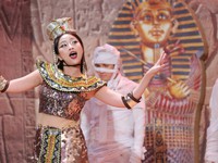 Làm khó Trấn Thành, Liêu Hà Trinh nhận cúp 