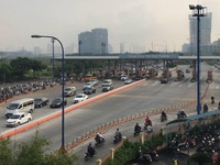 Hầm sông Sài Gòn ùn ứ, ngăn ôtô để xe máy chạy