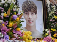 Nghệ sĩ Hàn và fan viếng ngôi sao Kpop Jonghyun (SHINee)