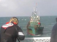 Hàn Quốc bắn 200 phát đạn đuổi tàu cá Trung Quốc