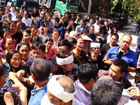 Hàng trăm người tiễn đưa nhà báo trẻ Đinh Hữu Dư