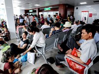 Xây dựng bệnh viện kéo dài, người bệnh thiệt thòi