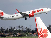 Máy bay chở 189 người của Indonesia rơi xuống biển