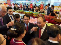 Thủ tướng khai mạc tuần lễ hàng Việt Nam tại Singapore