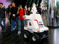 Singapore triển khai robot cảnh sát đi tuần tra