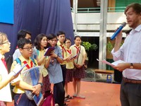 Học tiếng Anh từ lớp 6 vẫn không giao tiếp được: do cô hay trò?