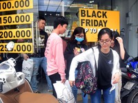 Người Sài Gòn 'phấn khích' trong mùa Black Friday giảm đến 90% đầu tiên